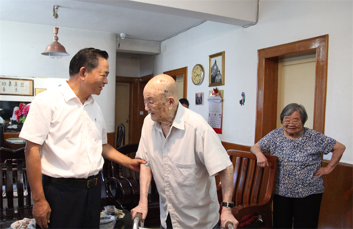 交水建集團黨委開展“七一”走訪慰問活動